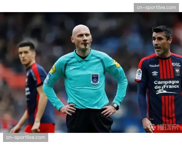 法甲裁判委员会内部会议,讨论下赛季VAR介入规则的潜在调整方案