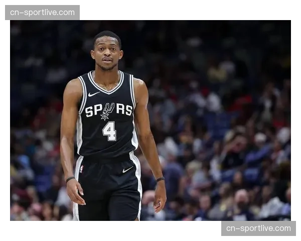 特写：退役球星苏·伯德现身风暴队训练馆，指导年轻控卫